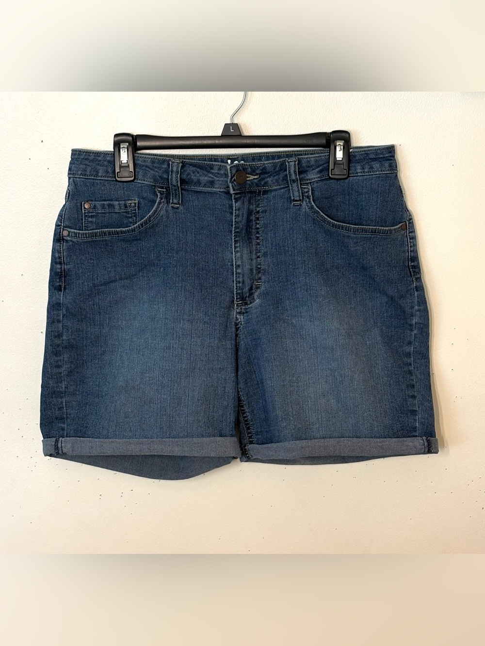 Lee Rider Midrise Women's Dark Blue Rolled Hem Denim Shorts. Size 14 M. EUC.
